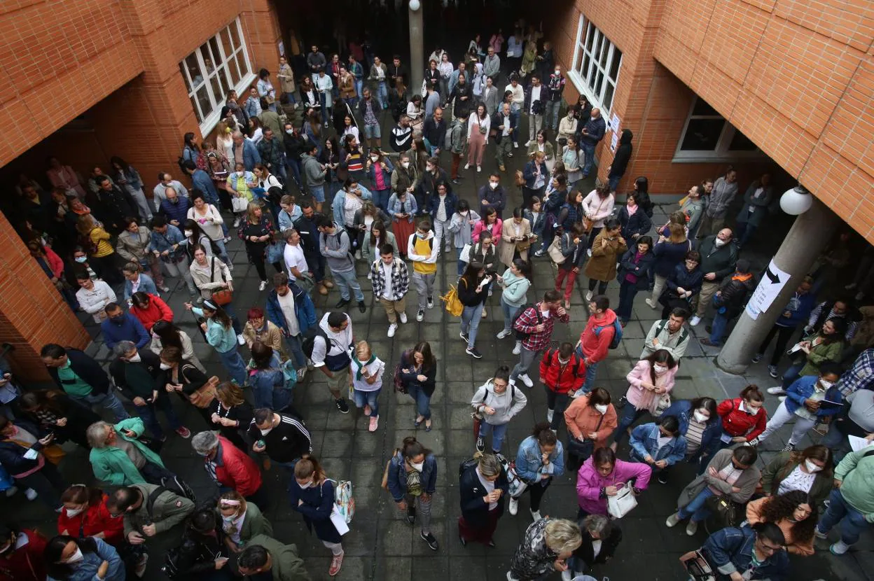 Cientos de opositores acudieron a las sedes del campus del Cristo, en Oviedo, a las nueve de la mañana. 