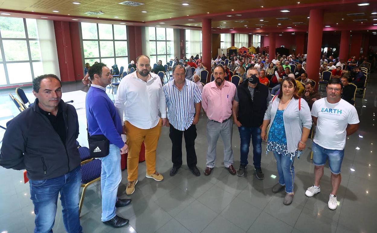 Unos 250 transportistas han acudido este domingo a la asamblea convocada por la plataforma nacional en el hotel Silvota. 