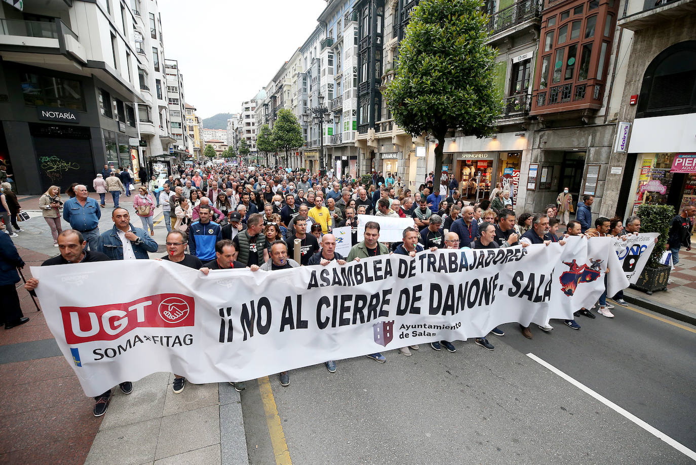 Cientos de personas han reclamado este lunes en Oviedo una solución para la plantilla de Danone en Salas, después de que la multinacional francesa haya planeado un ERE en la factoría asturiana. 