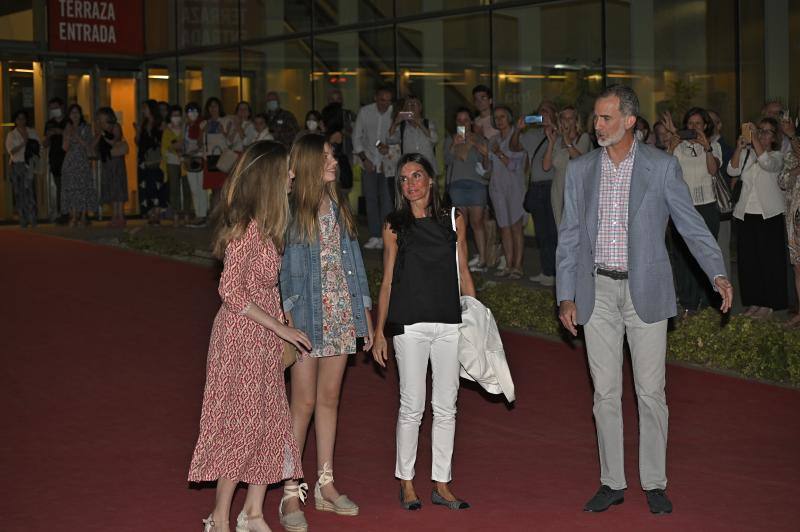 La princesa Leonor se dejó ver el pasado sábado por la tarde junto a sus padres y su hermana en los Teatros del Canal de Madrid, donde la Familia Real disfrutaba de la oferta cultural de la capital