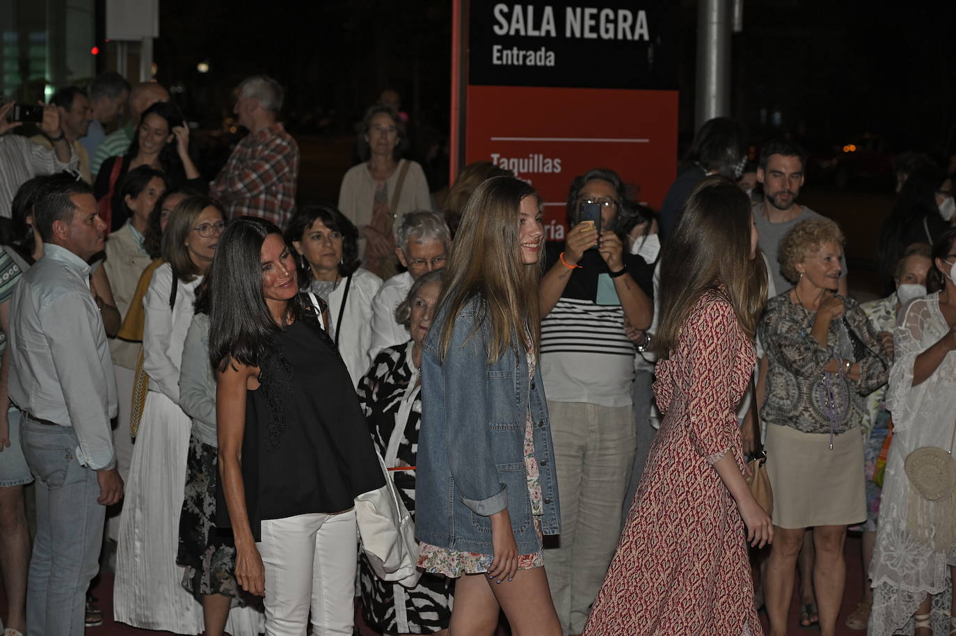 La princesa Leonor se dejó ver el pasado sábado por la tarde junto a sus padres y su hermana en los Teatros del Canal de Madrid, donde la Familia Real disfrutaba de la oferta cultural de la capital