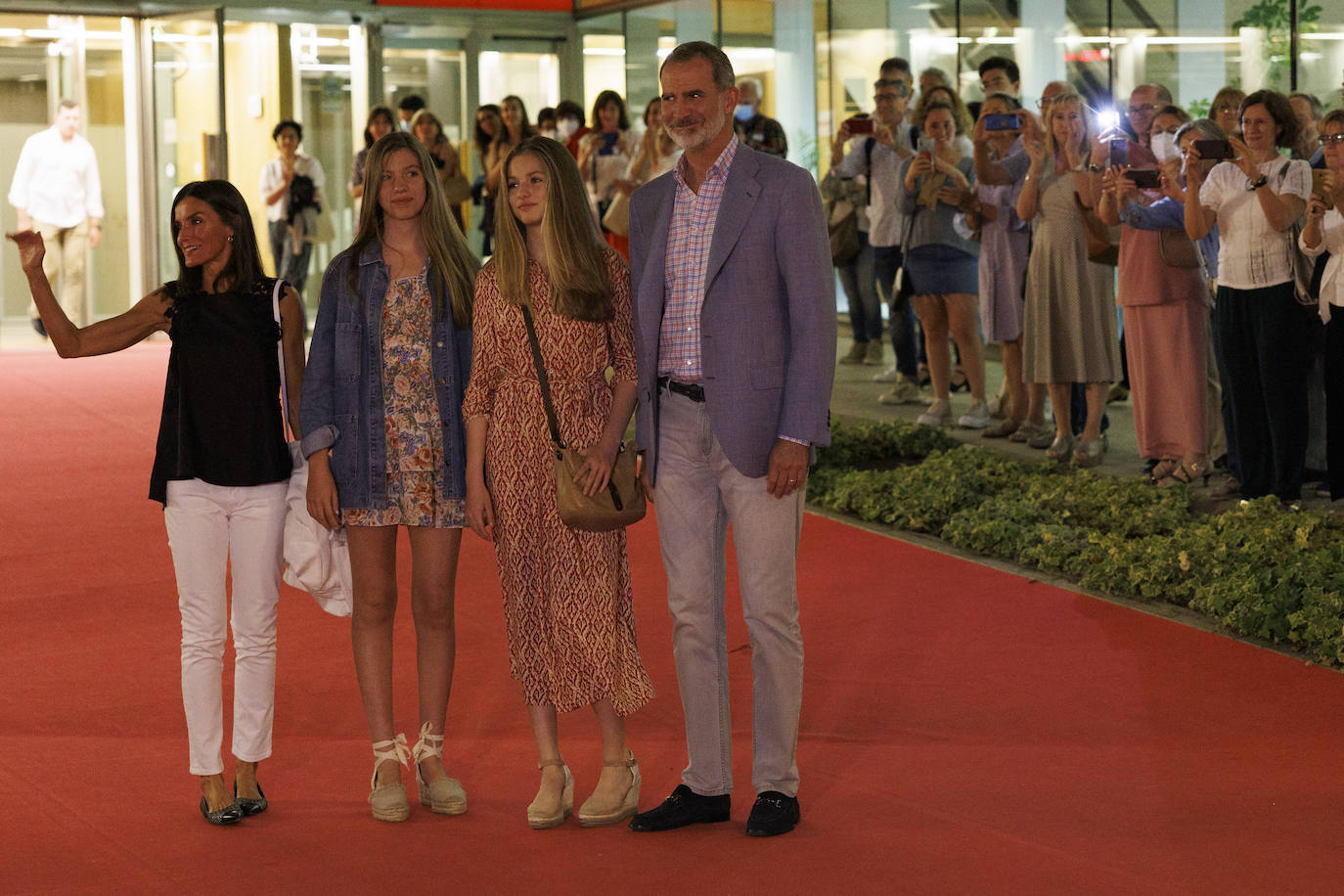 La princesa Leonor se dejó ver el pasado sábado por la tarde junto a sus padres y su hermana en los Teatros del Canal de Madrid, donde la Familia Real disfrutaba de la oferta cultural de la capital