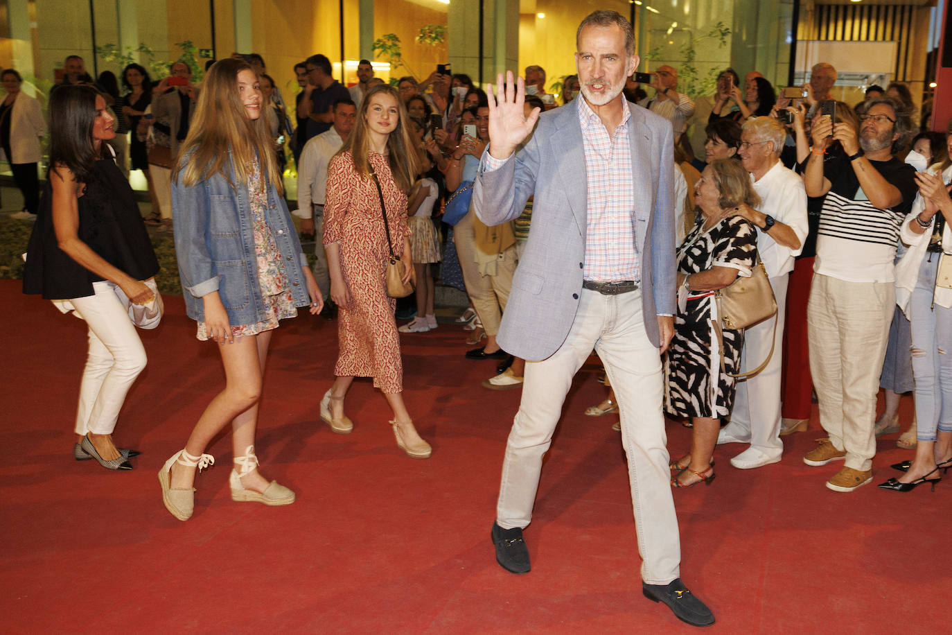 La princesa Leonor se dejó ver el pasado sábado por la tarde junto a sus padres y su hermana en los Teatros del Canal de Madrid, donde la Familia Real disfrutaba de la oferta cultural de la capital