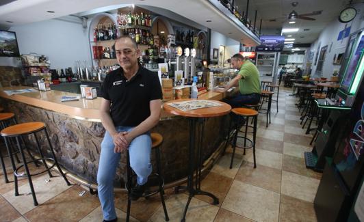 Antonio Raposo, en su cafetería de más de treinta años.
