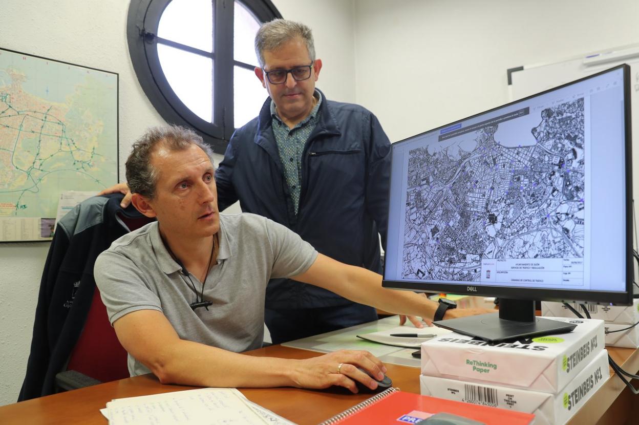 Fernando García y Alberto García muestran un plan de Gijón con los puntos en los que se encuentran las cámaras de tráfico. 