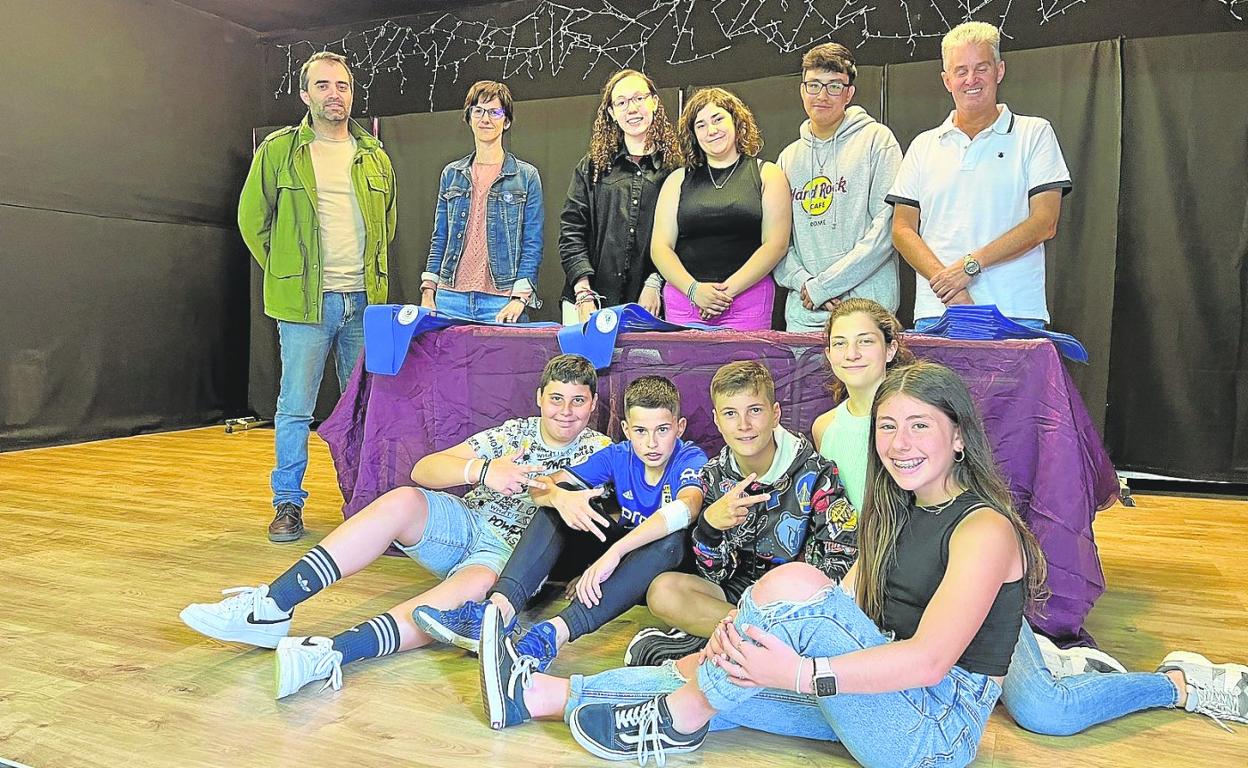 El equipo directivo del centro posa en el salón de actos junto con varios alumnos que preparaban la graduación de este año. 