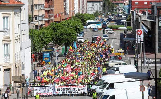 Manifestación de trabajadores de Saint-Gobain entre La Maruca y la Plaza de España. 