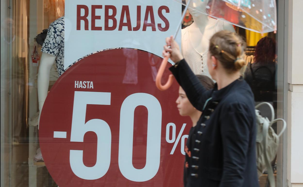 La OCU recuerda los derechos de los consumidores en las rebajas.