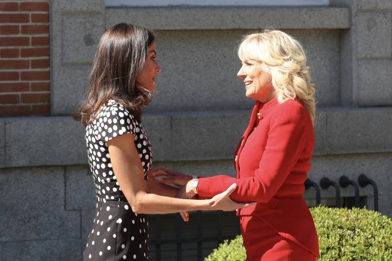 La reina Letizia será una de las protagonistas indiscutibles de la Cumbre de la OTAN que se celebra en Madrid hasta el jueves. Zarzuela y Moncloa han acordado para ella una agenda repleta de actos en la cumbre paralela, la de los acompañantes a los mandatarios. Su participación ha comenzado este lunes con el recibimiento en Zarzuela de la primera dama de Estados Unidos, Jill Biden, que adelantó a este domingo su llegada a España, mientras su marido permanece en el G-7 en Alemania. Tras su reunión en Palacio, ambas se han trasladado a la sede de la Asociación Española Contra el Cáncer. 