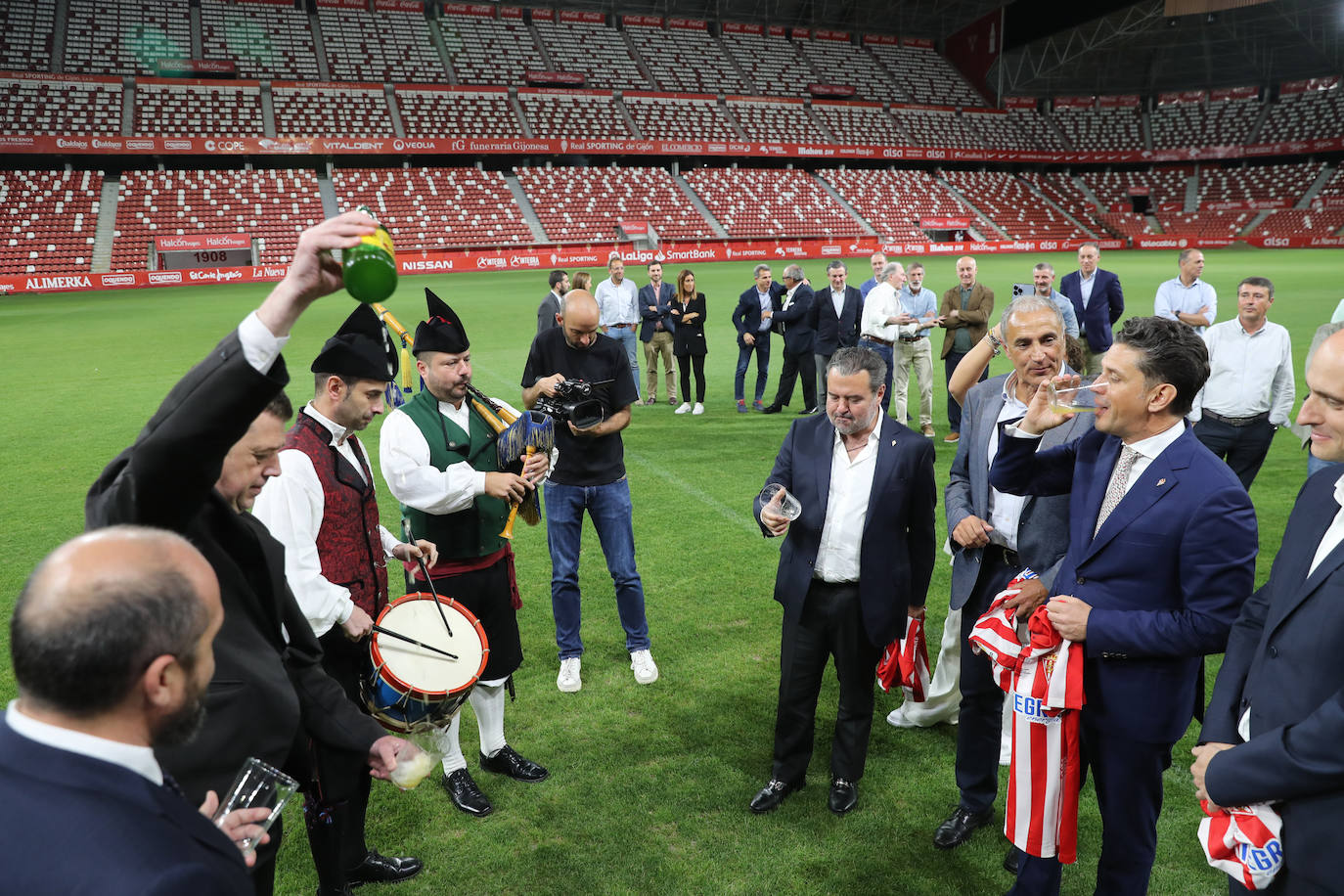 Ya es oficial: el Grupo Orlegi ha desplegado su proyecto en El Molinón. Después de un vertiginoso martes y tras formalizar la compra del club por unos 40 millones de euros en Madrid, el nuevo propietario y presidente del Sporting, Alejandro Irarragorri, se desplazaba hasta Gijón para presentar la nueva estructura del club rojiblanco.