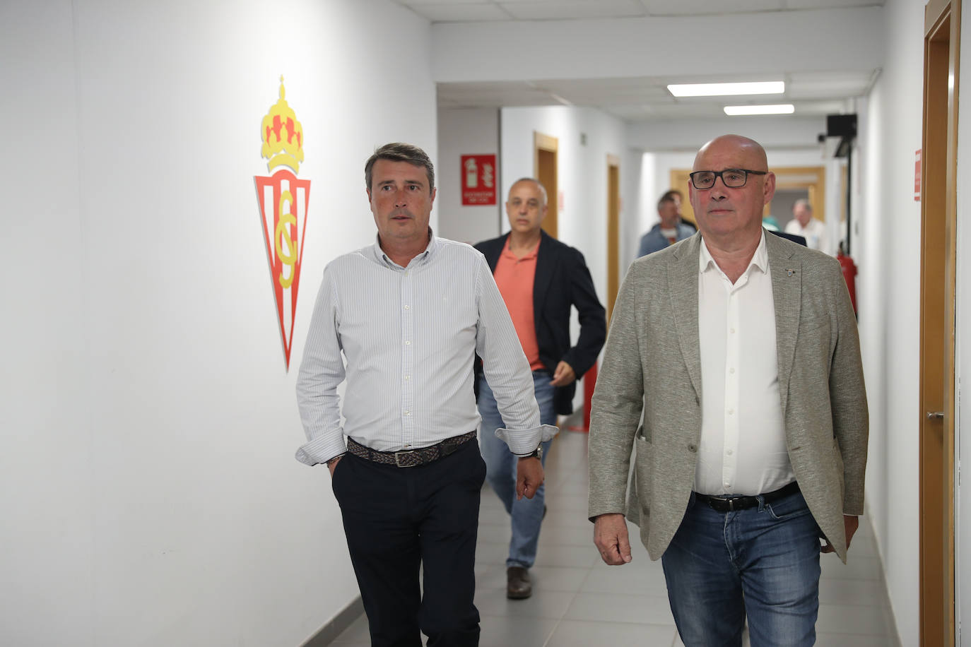 Ya es oficial: el Grupo Orlegi ha desplegado su proyecto en El Molinón. Después de un vertiginoso martes y tras formalizar la compra del club por unos 40 millones de euros en Madrid, el nuevo propietario y presidente del Sporting, Alejandro Irarragorri, se desplazaba hasta Gijón para presentar la nueva estructura del club rojiblanco.