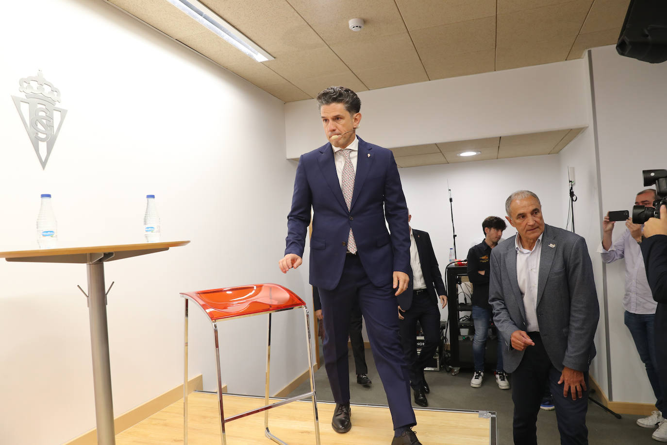 Ya es oficial: el Grupo Orlegi ha desplegado su proyecto en El Molinón. Después de un vertiginoso martes y tras formalizar la compra del club por unos 40 millones de euros en Madrid, el nuevo propietario y presidente del Sporting, Alejandro Irarragorri, se desplazaba hasta Gijón para presentar la nueva estructura del club rojiblanco.