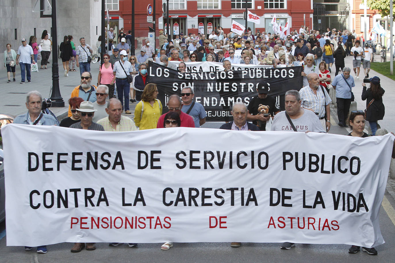 Centenares de personas se manifestaron el martes en Gijón, convocadas por Pensionistas de Asturias, en defensa de los sistemas públicos de salud y de pensiones y también contra la carestía de la vida, disparada por la inflación actual, y la precariedad. La protesta salió del paseo de Begoña y recorrió el centro de la ciudad.