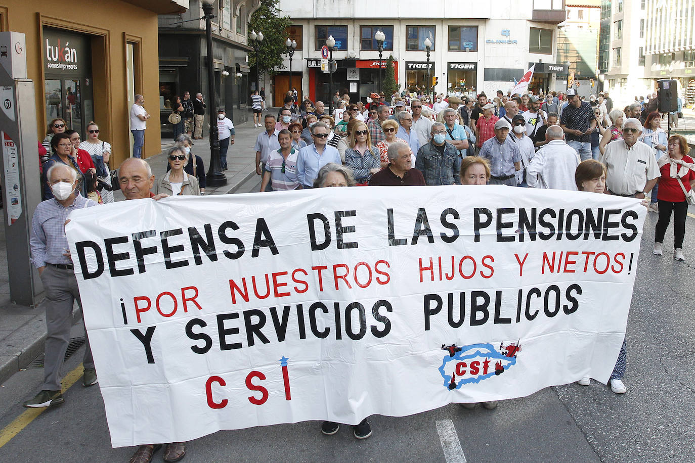 Centenares de personas se manifestaron el martes en Gijón, convocadas por Pensionistas de Asturias, en defensa de los sistemas públicos de salud y de pensiones y también contra la carestía de la vida, disparada por la inflación actual, y la precariedad. La protesta salió del paseo de Begoña y recorrió el centro de la ciudad.