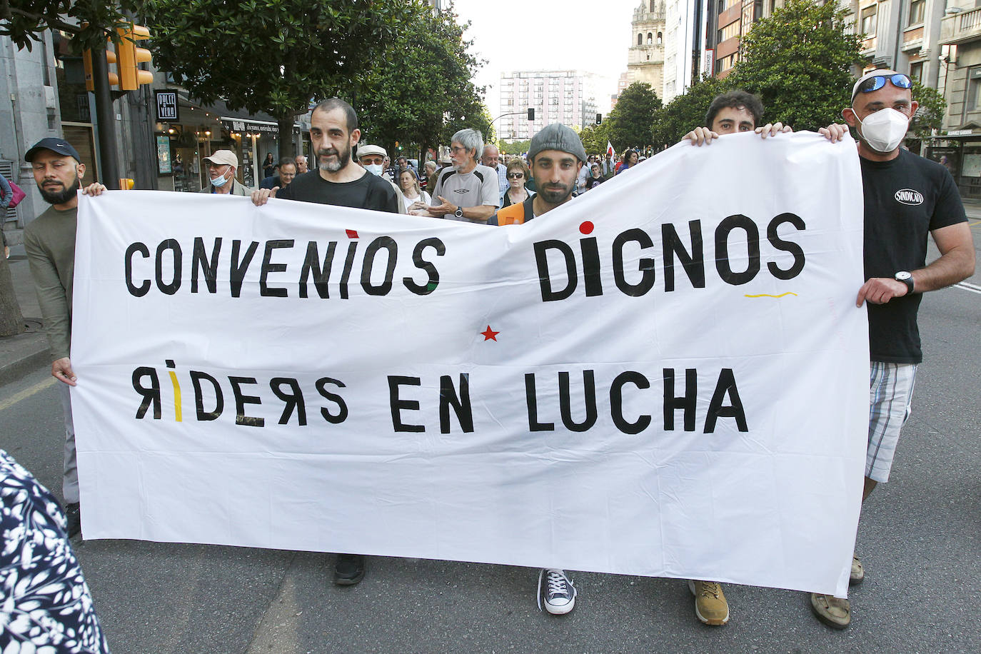 Centenares de personas se manifestaron el martes en Gijón, convocadas por Pensionistas de Asturias, en defensa de los sistemas públicos de salud y de pensiones y también contra la carestía de la vida, disparada por la inflación actual, y la precariedad. La protesta salió del paseo de Begoña y recorrió el centro de la ciudad.