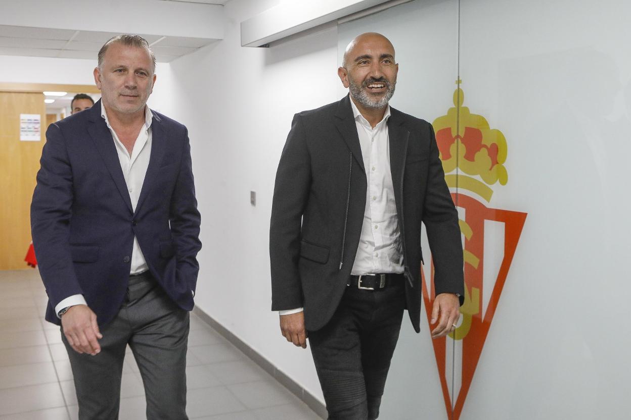 Javi Rico, director deportivo del Sporting, en El Molinón. 