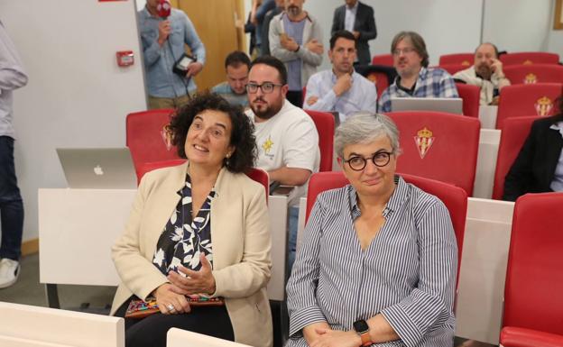 La consejera de Cultura, Berta Piñán, y la alcaldesa de Gijón, Ana González, en la primera comparecencia del Grupo Orlegi en El Molinón 