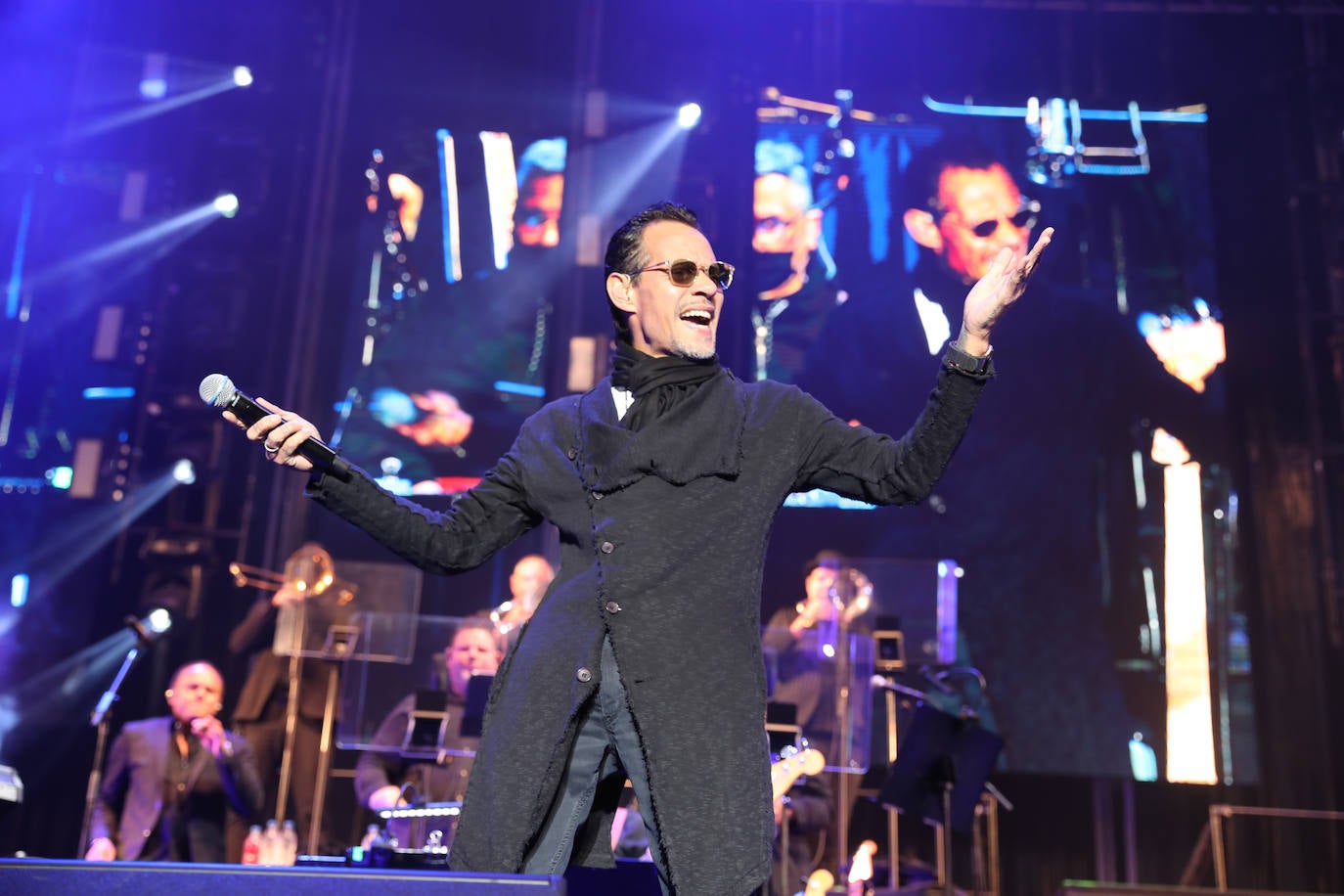 El estadio Carlos Tartiere acoge uno de los conciertos más importantes de esta temporada, el del puertorriqueño Marc Anthony, enmarcado en su gira 'Pa' lla voy'. El rey de la salsa reunió a más de 15.000 personas en la capital asturiana para disfrutar al ritmo de sus míticas canciones de esta actuación en directo. 