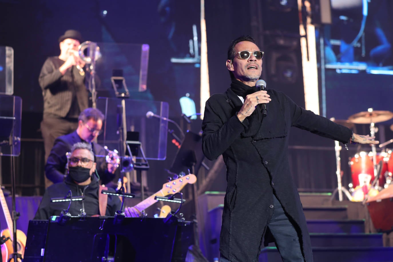 El estadio Carlos Tartiere acoge uno de los conciertos más importantes de esta temporada, el del puertorriqueño Marc Anthony, enmarcado en su gira 'Pa' lla voy'. El rey de la salsa reunió a más de 15.000 personas en la capital asturiana para disfrutar al ritmo de sus míticas canciones de esta actuación en directo. 