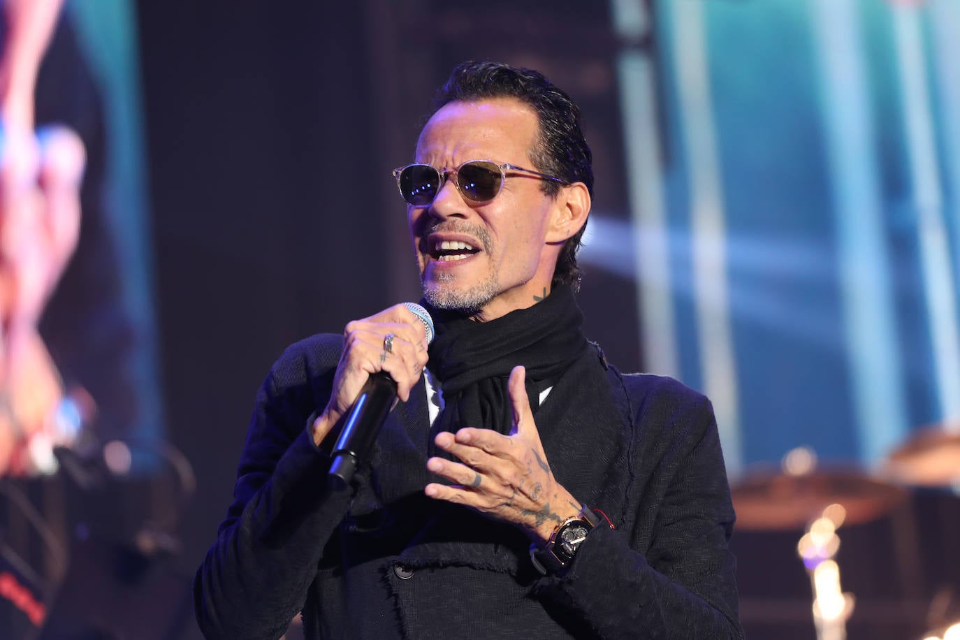 El estadio Carlos Tartiere acoge uno de los conciertos más importantes de esta temporada, el del puertorriqueño Marc Anthony, enmarcado en su gira 'Pa' lla voy'. El rey de la salsa reunió a más de 15.000 personas en la capital asturiana para disfrutar al ritmo de sus míticas canciones de esta actuación en directo. 