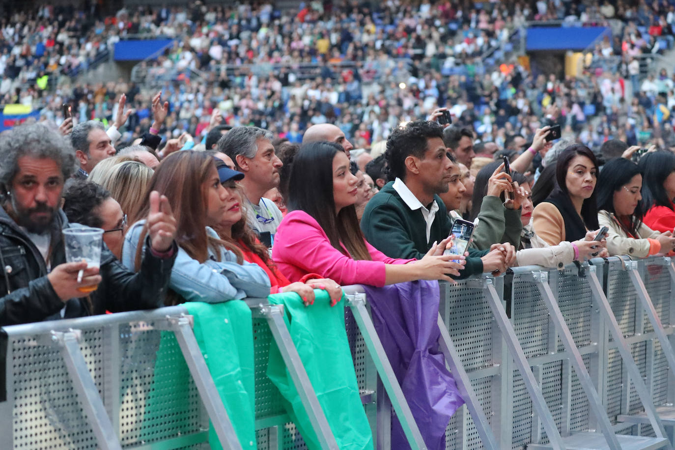 El estadio Carlos Tartiere acoge uno de los conciertos más importantes de esta temporada, el del puertorriqueño Marc Anthony, enmarcado en su gira 'Pa' lla voy'. El rey de la salsa reunió a más de 15.000 personas en la capital asturiana para disfrutar al ritmo de sus míticas canciones de esta actuación en directo. 