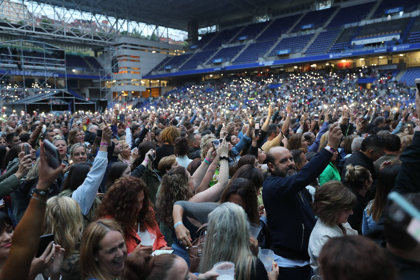 El estadio Carlos Tartiere acoge uno de los conciertos más importantes de esta temporada, el del puertorriqueño Marc Anthony, enmarcado en su gira 'Pa' lla voy'. El rey de la salsa reunió a más de 15.000 personas en la capital asturiana para disfrutar al ritmo de sus míticas canciones de esta actuación en directo. 