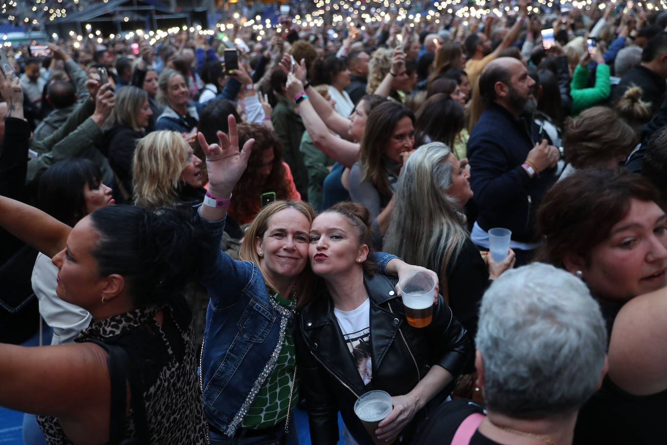 El estadio Carlos Tartiere acoge uno de los conciertos más importantes de esta temporada, el del puertorriqueño Marc Anthony, enmarcado en su gira 'Pa' lla voy'. El rey de la salsa reunió a más de 15.000 personas en la capital asturiana para disfrutar al ritmo de sus míticas canciones de esta actuación en directo. 