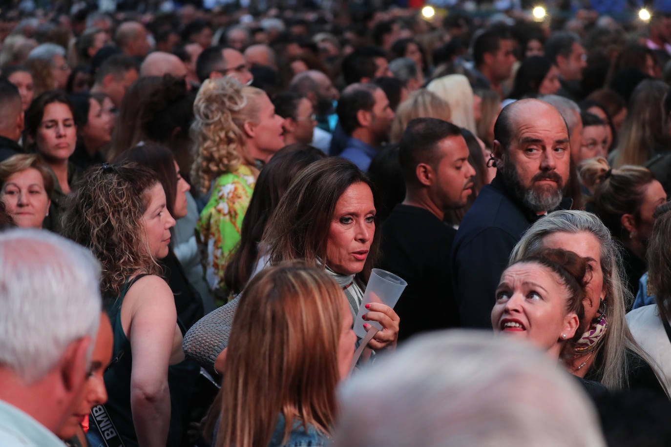 El estadio Carlos Tartiere acoge uno de los conciertos más importantes de esta temporada, el del puertorriqueño Marc Anthony, enmarcado en su gira 'Pa' lla voy'. El rey de la salsa reunió a más de 15.000 personas en la capital asturiana para disfrutar al ritmo de sus míticas canciones de esta actuación en directo. 