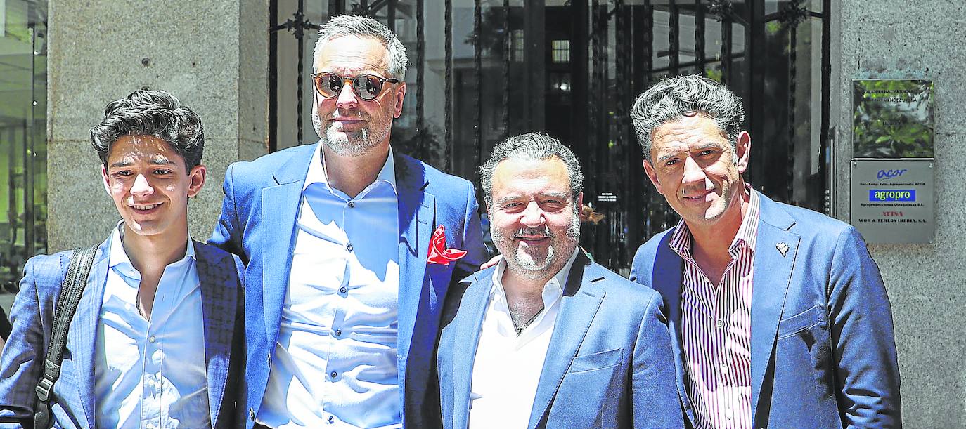 Imagen. 'Aleco' Irarragorri, Martin Hollaender, Alfonso Villalba y Alejandro Irarragorri, posan exultantes tras la firma de la venta.