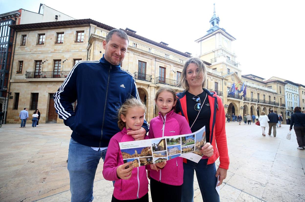 Francisco Guzmán y Leticia Calvo, con las pequeñas Elisa y Olivia, mirando el mapa. 