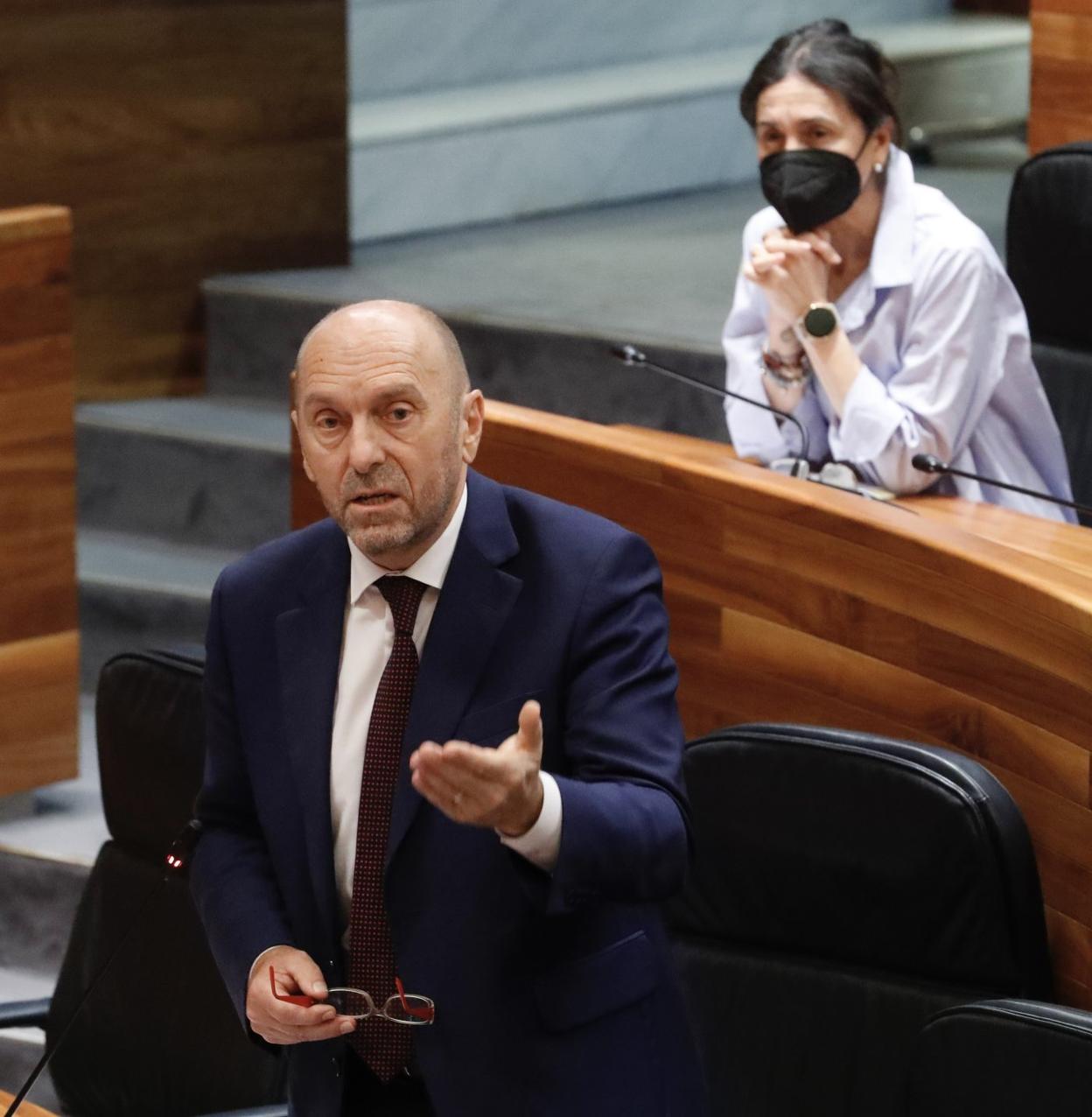 Juan Cofiño, vicepresidente del Principado, durante su intervención en la Junta. 