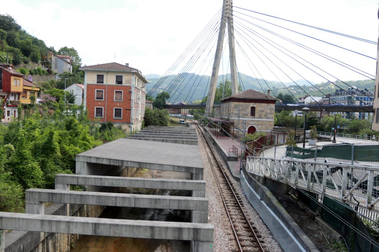 Las obras del soterramiento en Sama de Langreo están paralizadas desde 2017. 