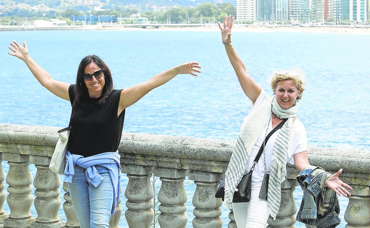 Sara García y Flor Jiménez, en la playa de San Lorenzo.