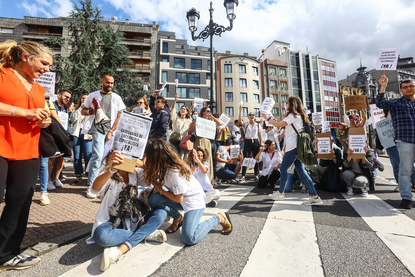 Fotos: Las enfermeras reclaman en Oviedo el reconocimiento de sus especialidades