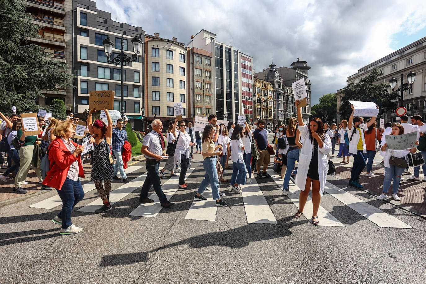 Fotos: Las enfermeras reclaman en Oviedo el reconocimiento de sus especialidades