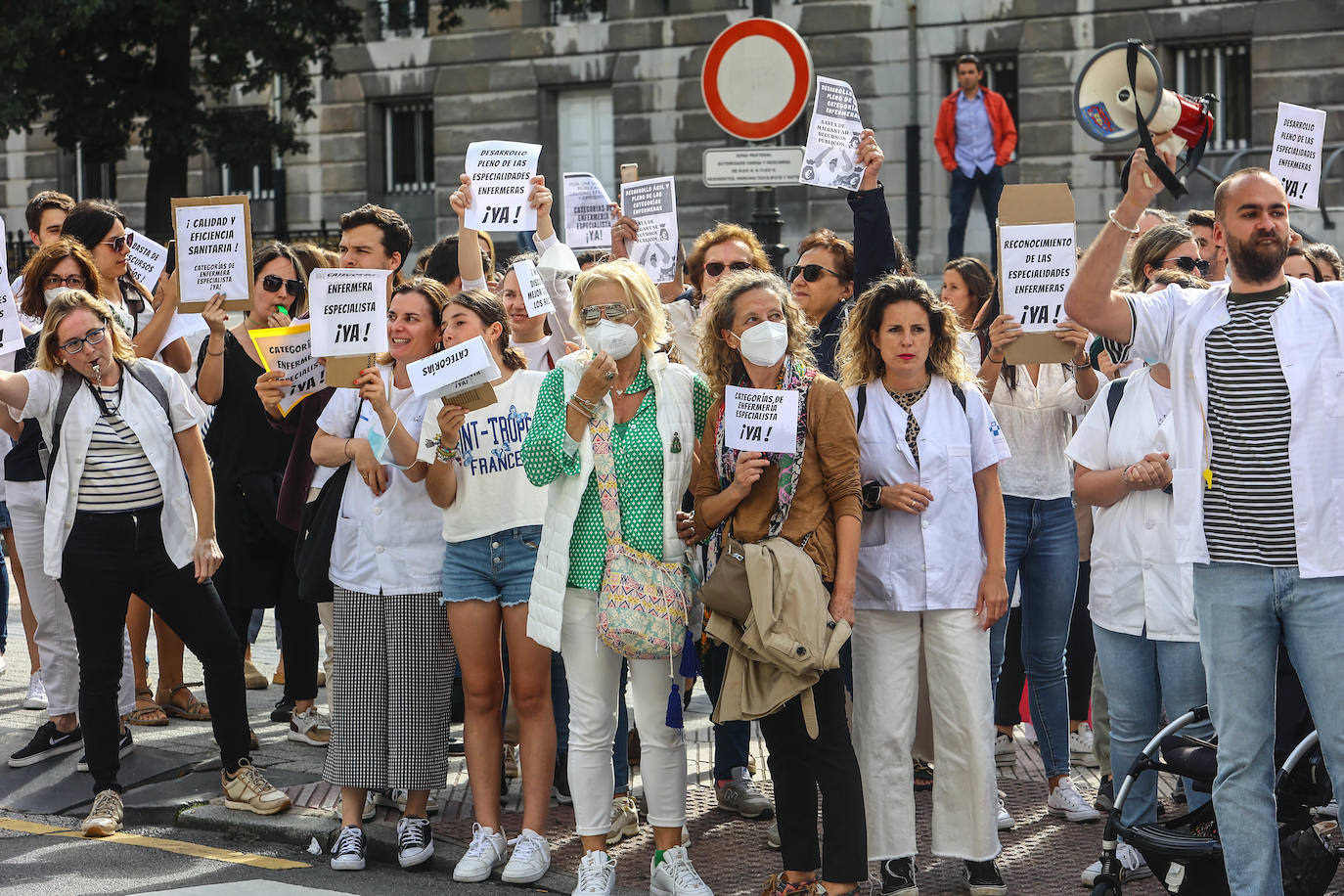 Fotos: Las enfermeras reclaman en Oviedo el reconocimiento de sus especialidades
