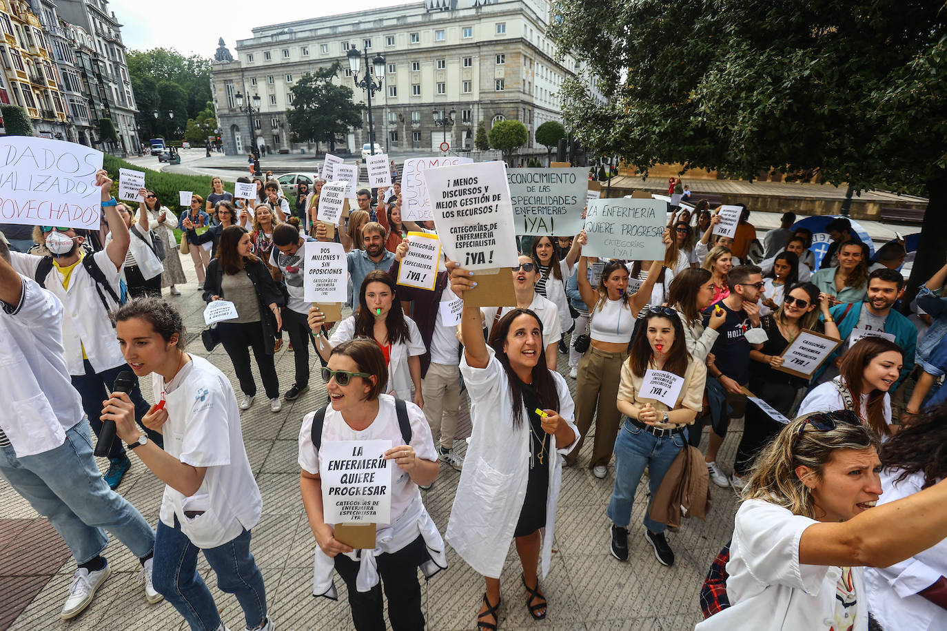 Fotos: Las enfermeras reclaman en Oviedo el reconocimiento de sus especialidades