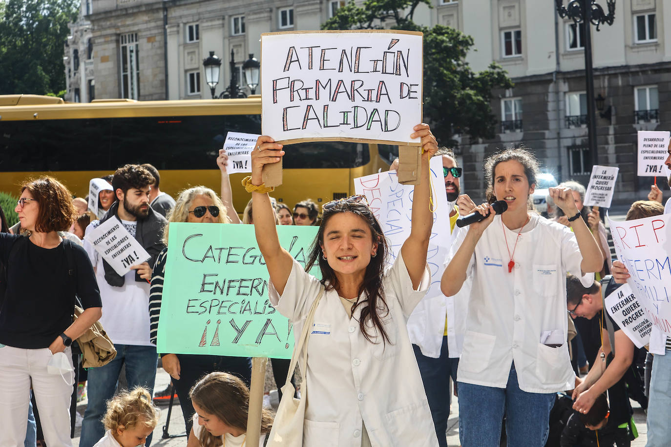 Fotos: Las enfermeras reclaman en Oviedo el reconocimiento de sus especialidades