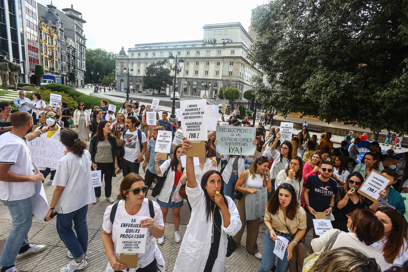 Fotos: Las enfermeras reclaman en Oviedo el reconocimiento de sus especialidades