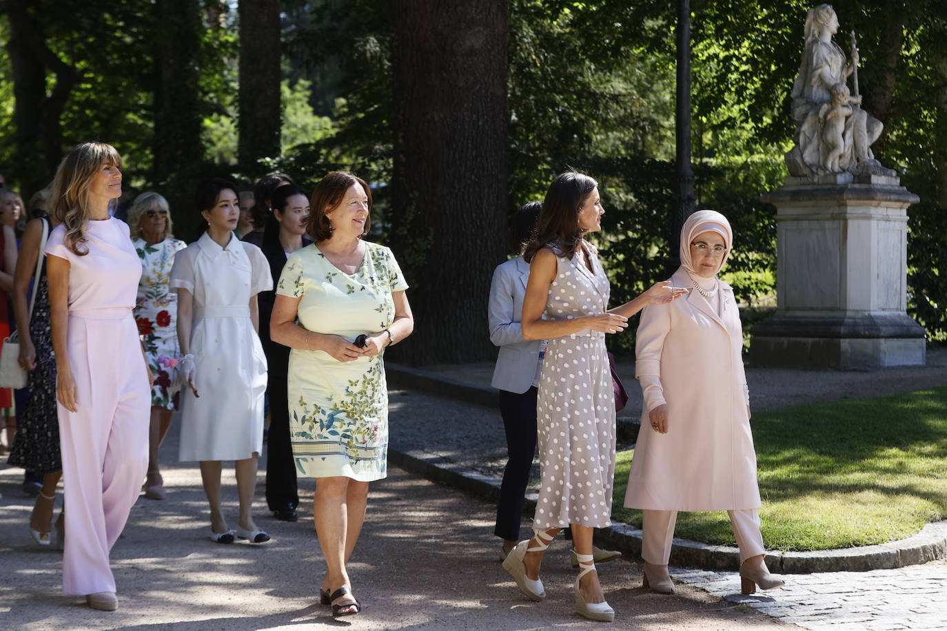 Doña Letizia ha sido la anfitriona de la comitiva oficial de los mandatarios europeos en su visita a Madrid. La agenda incluyó el recibimiento en Zarzuela a Jill Biden, la cena de gala en el Palacio Real, una visita al Palacio Real de San Ildefonso, al museo Reina Sofía y por último al Teatro Real donde disfrutaron del ensayo de la ópera Nabucco.