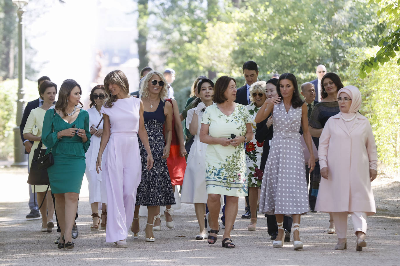 Doña Letizia ha sido la anfitriona de la comitiva oficial de los mandatarios europeos en su visita a Madrid. La agenda incluyó el recibimiento en Zarzuela a Jill Biden, la cena de gala en el Palacio Real, una visita al Palacio Real de San Ildefonso, al museo Reina Sofía y por último al Teatro Real donde disfrutaron del ensayo de la ópera Nabucco.