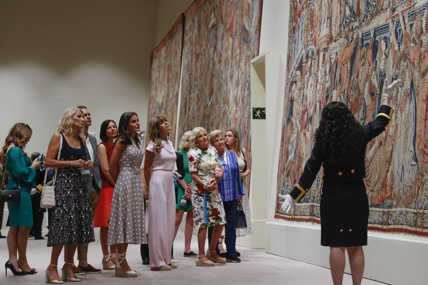 Doña Letizia ha sido la anfitriona de la comitiva oficial de los mandatarios europeos en su visita a Madrid. La agenda incluyó el recibimiento en Zarzuela a Jill Biden, la cena de gala en el Palacio Real, una visita al Palacio Real de San Ildefonso, al museo Reina Sofía y por último al Teatro Real donde disfrutaron del ensayo de la ópera Nabucco.