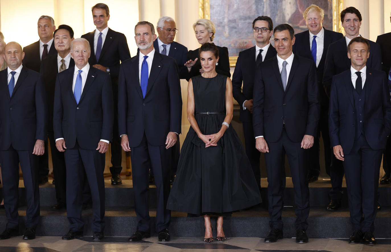 Doña Letizia ha sido la anfitriona de la comitiva oficial de los mandatarios europeos en su visita a Madrid. La agenda incluyó el recibimiento en Zarzuela a Jill Biden, la cena de gala en el Palacio Real, una visita al Palacio Real de San Ildefonso, al museo Reina Sofía y por último al Teatro Real donde disfrutaron del ensayo de la ópera Nabucco.