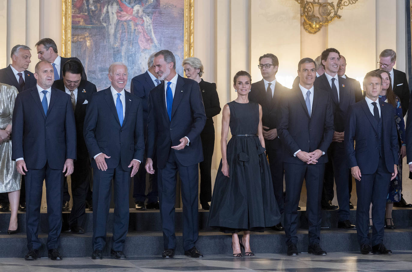 Doña Letizia ha sido la anfitriona de la comitiva oficial de los mandatarios europeos en su visita a Madrid. La agenda incluyó el recibimiento en Zarzuela a Jill Biden, la cena de gala en el Palacio Real, una visita al Palacio Real de San Ildefonso, al museo Reina Sofía y por último al Teatro Real donde disfrutaron del ensayo de la ópera Nabucco.