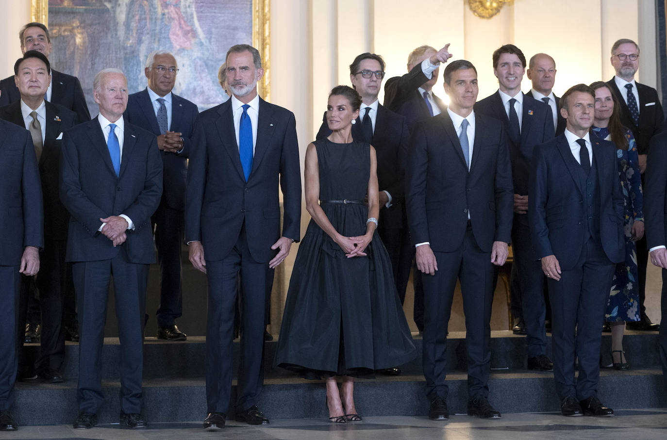 Doña Letizia ha sido la anfitriona de la comitiva oficial de los mandatarios europeos en su visita a Madrid. La agenda incluyó el recibimiento en Zarzuela a Jill Biden, la cena de gala en el Palacio Real, una visita al Palacio Real de San Ildefonso, al museo Reina Sofía y por último al Teatro Real donde disfrutaron del ensayo de la ópera Nabucco.