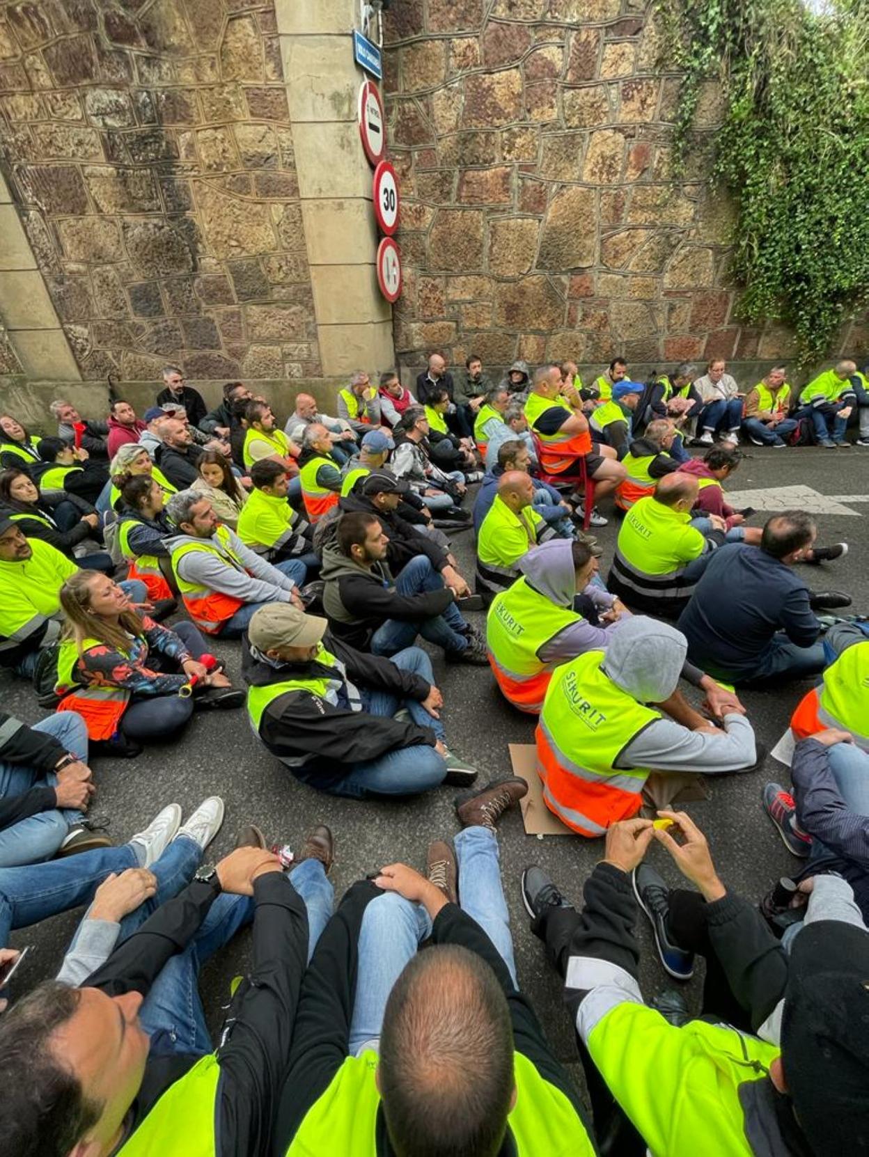 Los trabajadores se sentaron para evitar el acceso a la fábrica. 