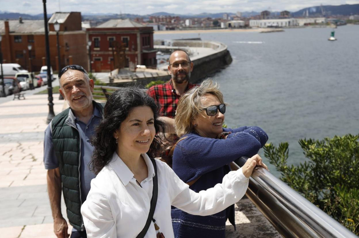 Inés Díaz, Josefa Asenjo, Lázaro Vijande y Javier Vijande, en la Batería Baja de Santa Catalina. 