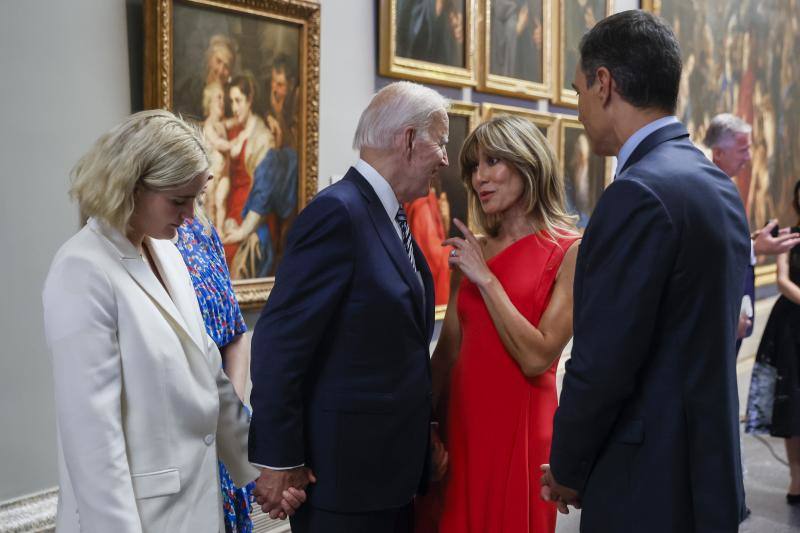 Begoña Gómez charla con el presidente de Estados Unidos en el Museo del Prado.