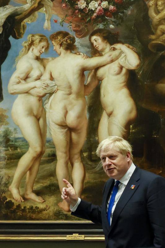 Boris Johnson, impresionado durante su visita al Prado.