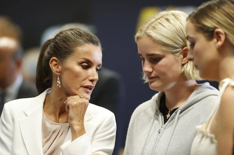 Una de las nietas de Biden, en chándal, durante un encuentro con la Reina Letizia.